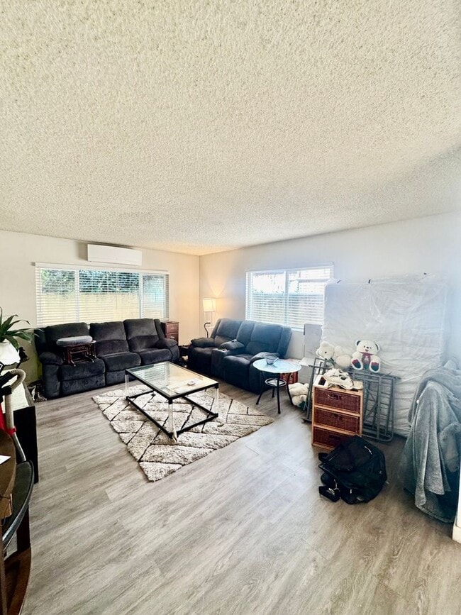 Interior Photo - MOVE IN SPECIAL!!! $100 OFF THE RENT FOR THE 1ST 4 MONTHS!  SPACIOUS 2 BEDROOM / 1 BATHROOM.LARGE...