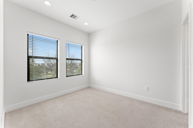 Building Photo - 2909 Gillespie St