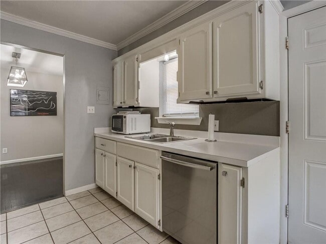 Building Photo - 3 Bed 1.5 Bath 2 Car Garage -Casady Hills ...