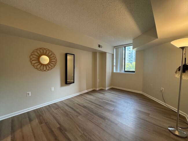 Building Photo - Sun-filled 1 Bed 1 Bath With Sunroom In Ea...