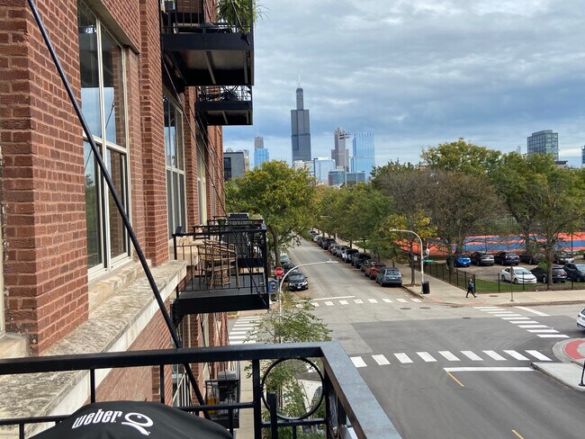 Building Photo - 1500 W Monroe St