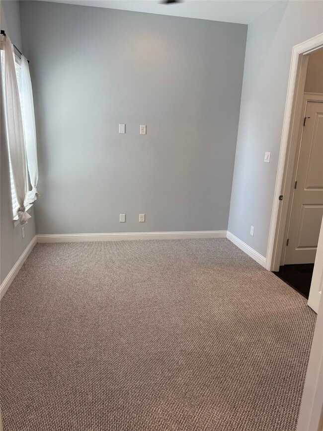 Building Photo - 2522 Hutchins St