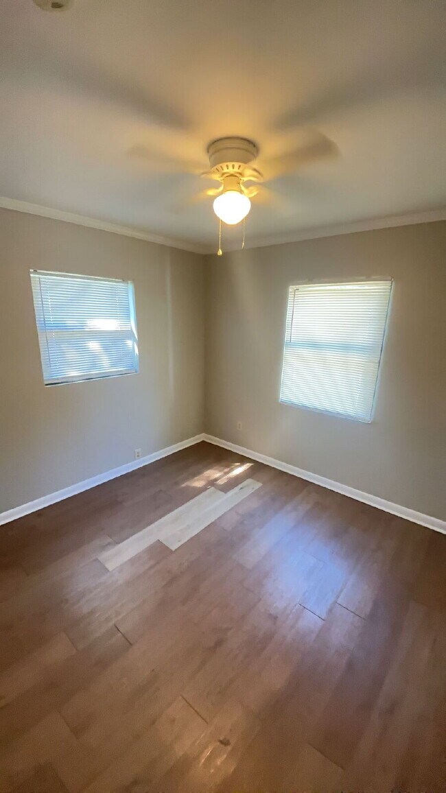 Building Photo - Spacious 2 Bedroom 1 Bathroom