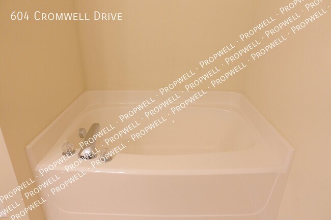 Building Photo - 604 Cromwell Dr