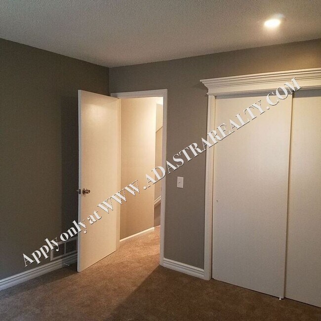 Building Photo - Gorgeous 3 Bedroom Duplex in Olathe-Availa...