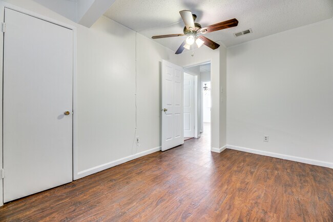 Building Photo - 209 Wake Dr