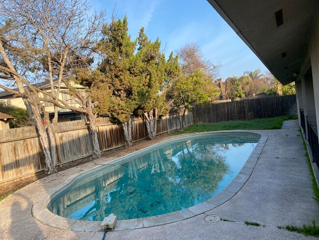 Building Photo - Four bedroom with pool in Northwest Hanford