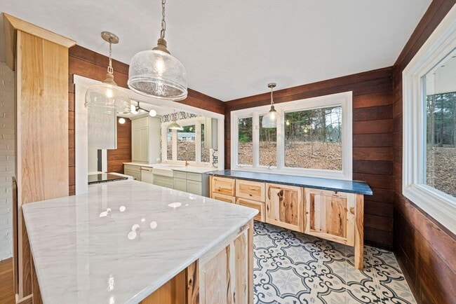 Building Photo - 12 Sabrina Farm