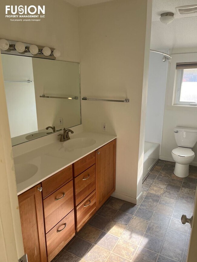 Building Photo - 3 Bedroom/2 Bathrroom Condo Right Near Oakledge Park!