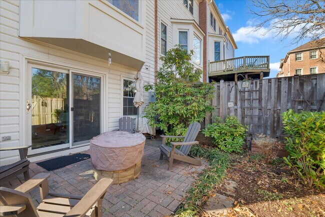 Building Photo - Beautiful End-Unit Townhome with Spacious Interior and Outdoor Living
