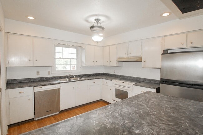 Building Photo - 209 Belair Dr