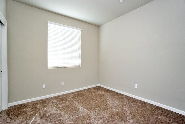 Building Photo - Beautiful 3/2.5 near Clovis East High School