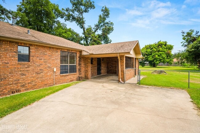 Building Photo - Check Out this 2 bed 1 bath in Alexandria