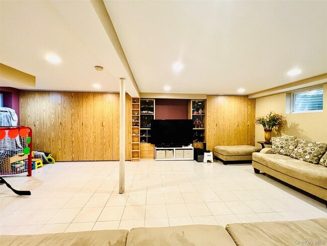 Building Photo - 65 Maple Dr