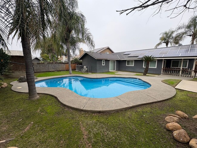 Building Photo - Charming home with Pool in Tulare Rent Ready!
