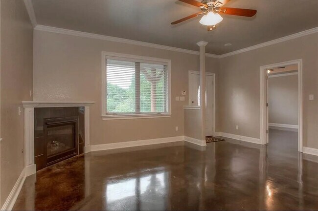 Building Photo - 2732 Sandage Ave