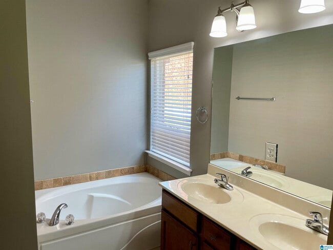 Building Photo - 27152715 Oxmoor Glen Dr