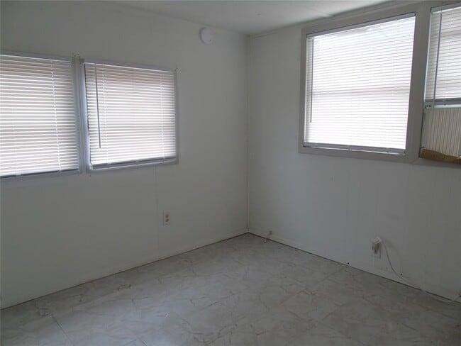 Building Photo - 910 Bunton Ln