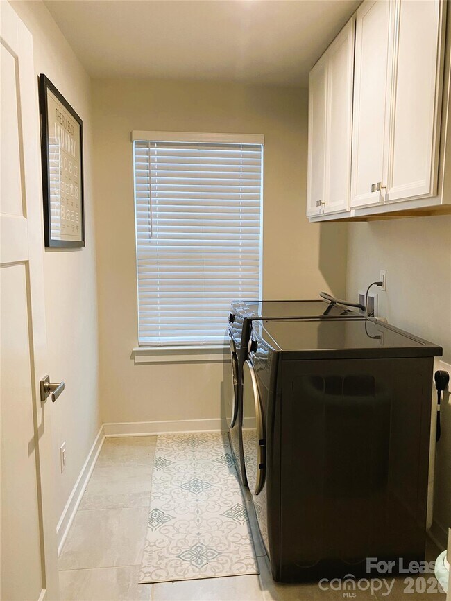 Building Photo - 3163 Streamside Dr