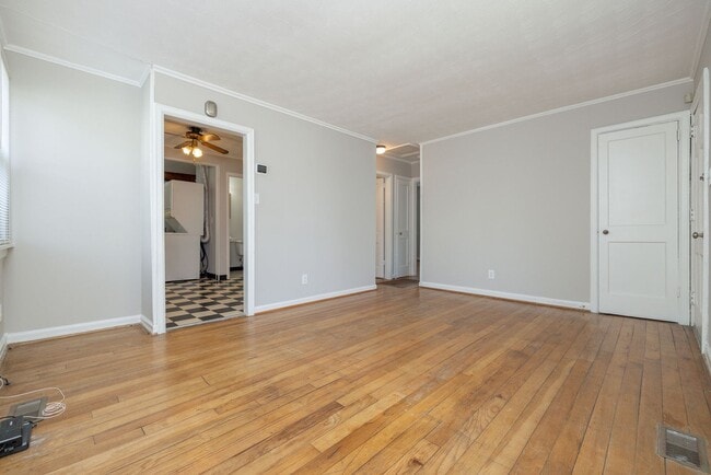 Building Photo - Freshly Renovated 2-Bedroom Home in Quiet ...