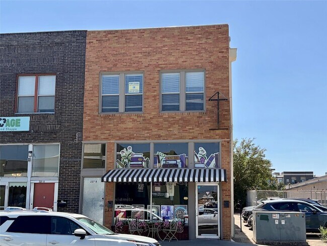 Building Photo - 227 W Oak St