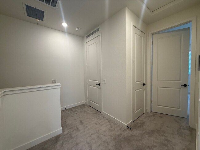 Building Photo - Two-bedroom, two-and-a-half-bath tri-level townhouse located in Arcadia, CA