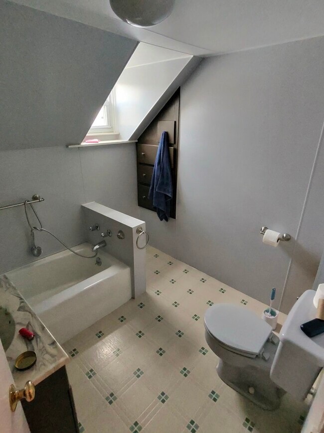 Building Photo - Spacious, Family Friendly, In-Town Home