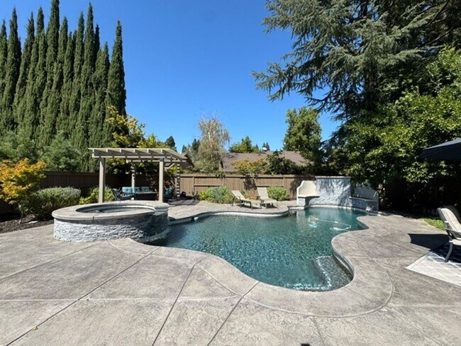 Building Photo - Gorgeous 3-Bedroom House in Gold River with pool