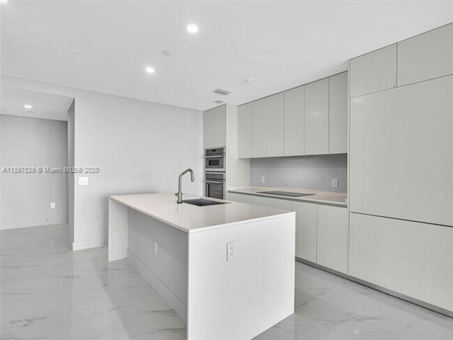 Building Photo - 700 NE 24th St