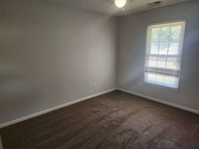 Building Photo - 210 Rivershore Dr