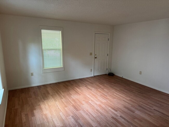 Building Photo - Studio Duplex in Downtown Eugene