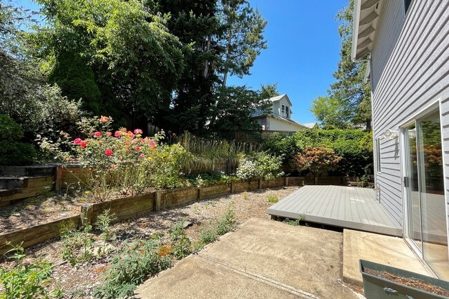 Building Photo - Gorgeous Beaverton home available with att...