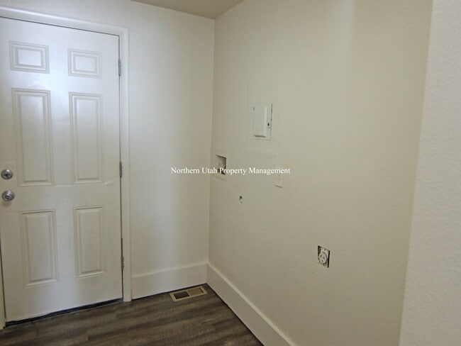 Building Photo - 3 Bed 1 Bath Duplex