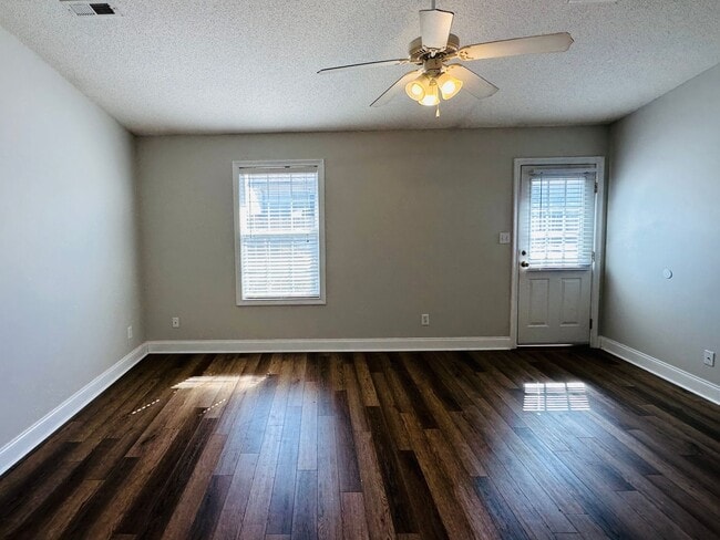 Building Photo - 2BR/2BA condo – Vaulted Ceilings, Granite Kitchen & Prime North Knoxville Location