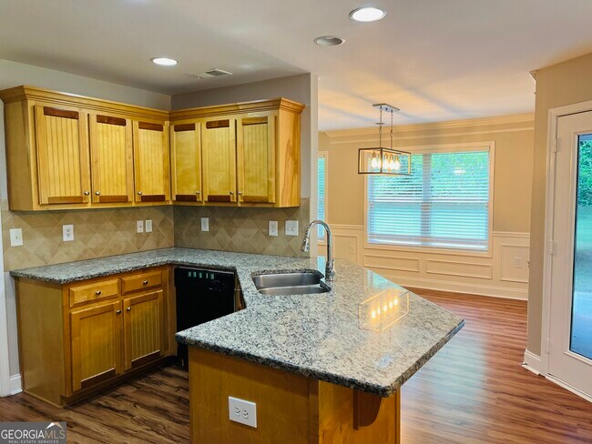 Building Photo - 5750 Crest Hill Dr NE
