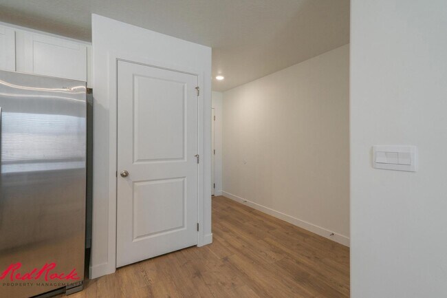 Building Photo - Dog Friendly! 3 Bedroom 2 Bathroom Townhome in Long Valley.