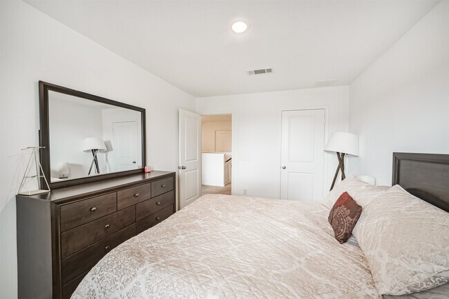 Building Photo - 26407 Red Clover Dr