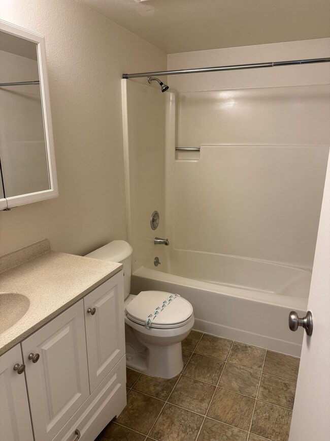 Building Photo - Spacious ground level 1br/1ba Apt with attached garage and washer/dryer in unit