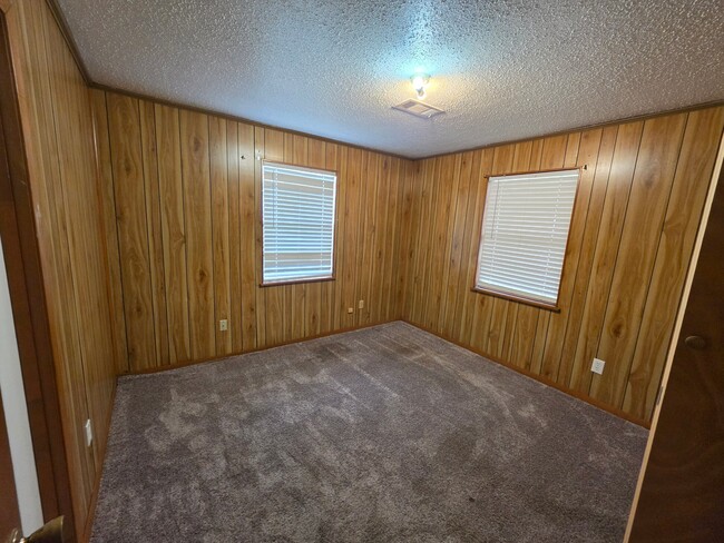 Building Photo - 384 Lakeview Dr