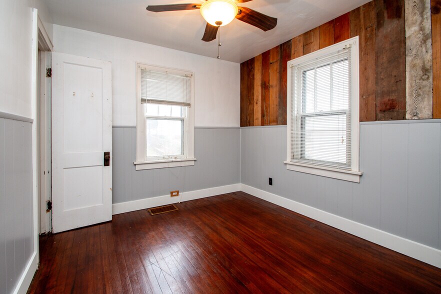 Building Photo - 1127 E Corrington Ave