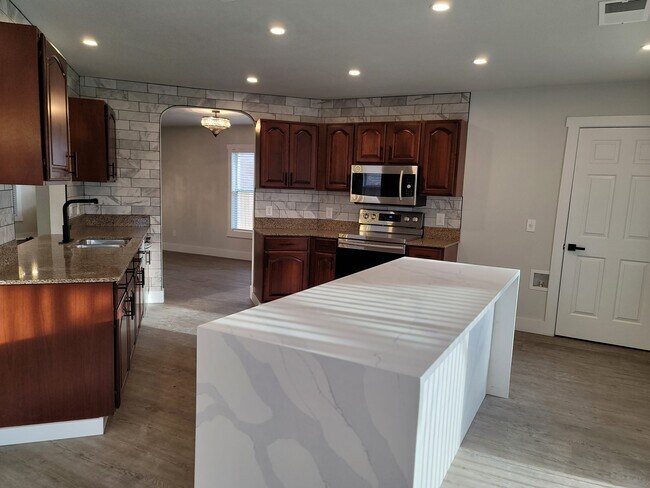 Building Photo - 303 Edgewood Cv