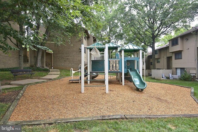 Building Photo - 2494 Glengyle Dr