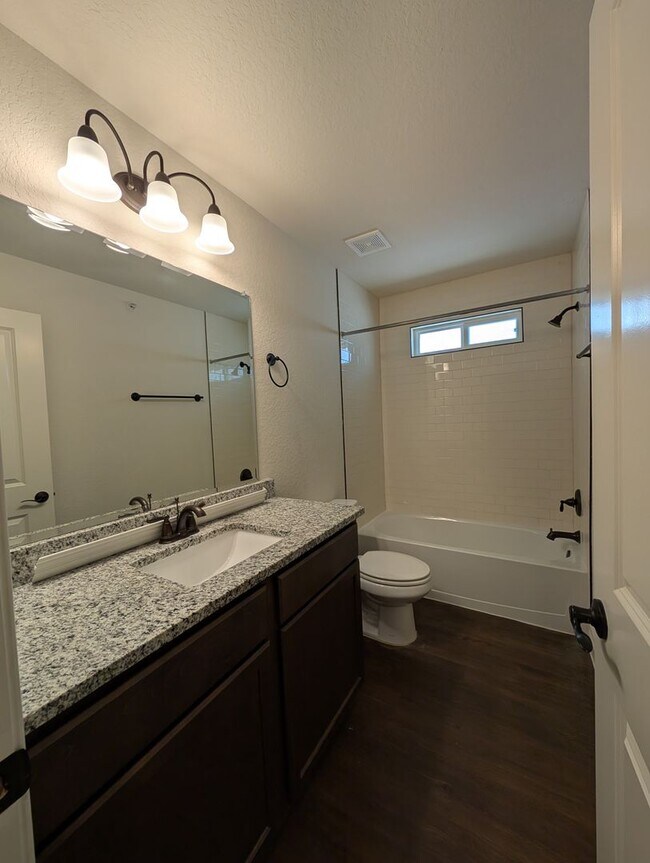 Building Photo - 1 MONTH FREE RENT / Close to HWY for Commu...
