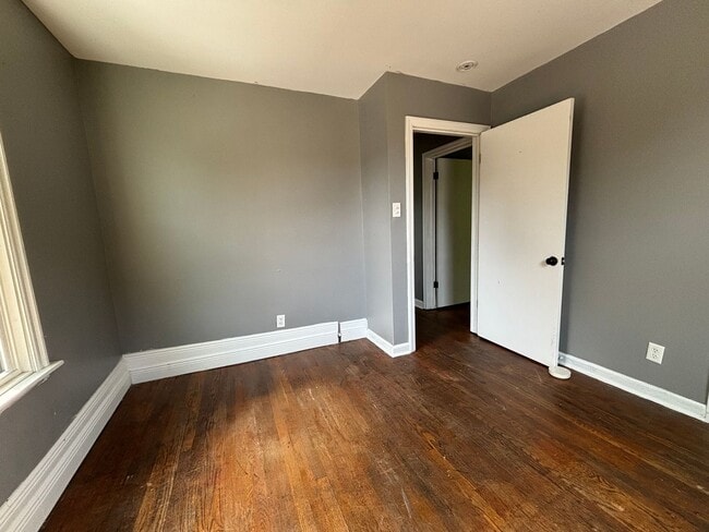 Building Photo - 3 Bed | 1 Bath | Private Patio | Unbeatable Value