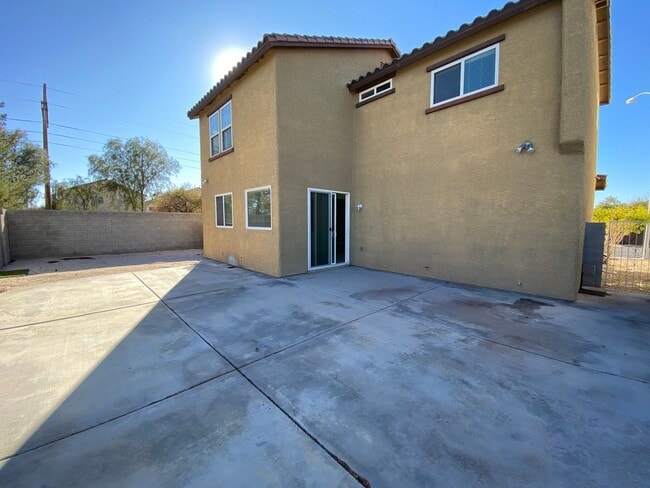 Building Photo - Two Story 3 bed/2.5 bath home in Silverado Ranch area