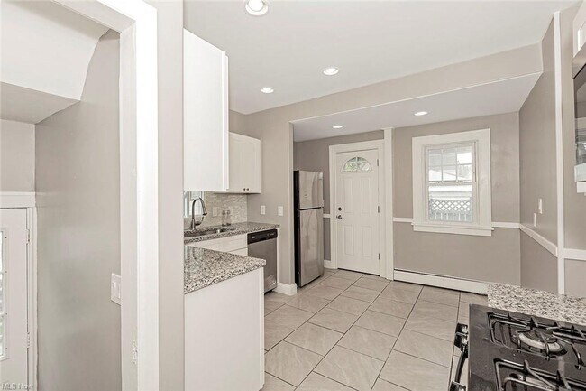 Building Photo - Lakefront 4-Bedroom Home for Rent in Euclid, OH