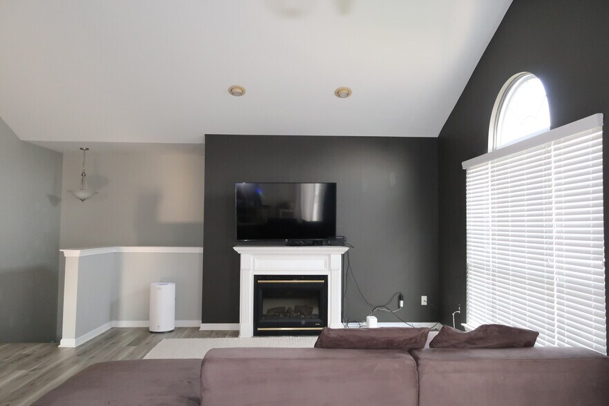 Building Photo - 16468 Radison Dr