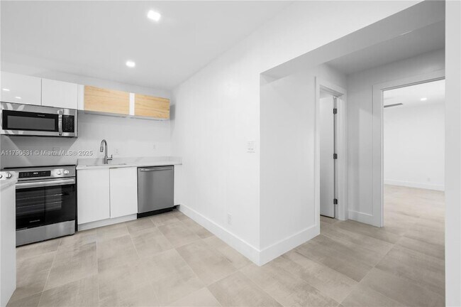 Building Photo - 551 NE 26th St