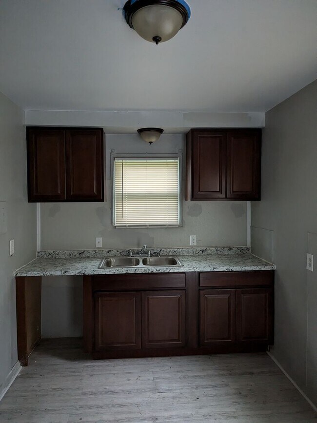 Building Photo - 5217 Neff-2 BED & 1 BATH FOR RENT