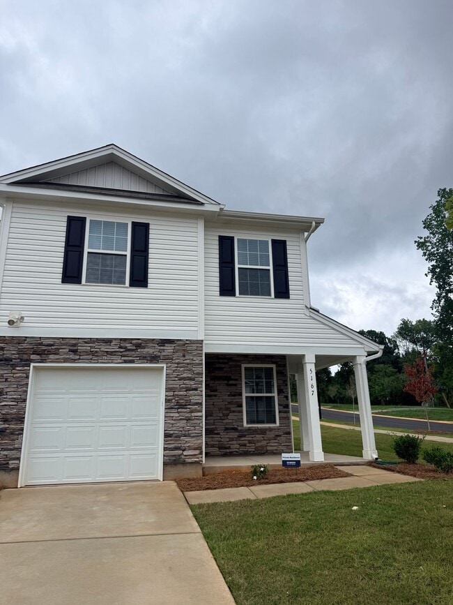 Building Photo - Like New, Upgraded townhome!